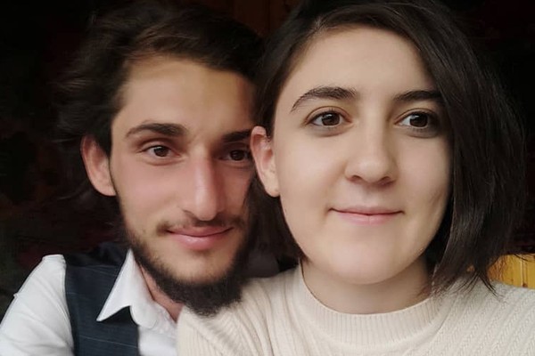 Gənc jurnalist ata-anasından imtina etdi - Toy puluna görə
