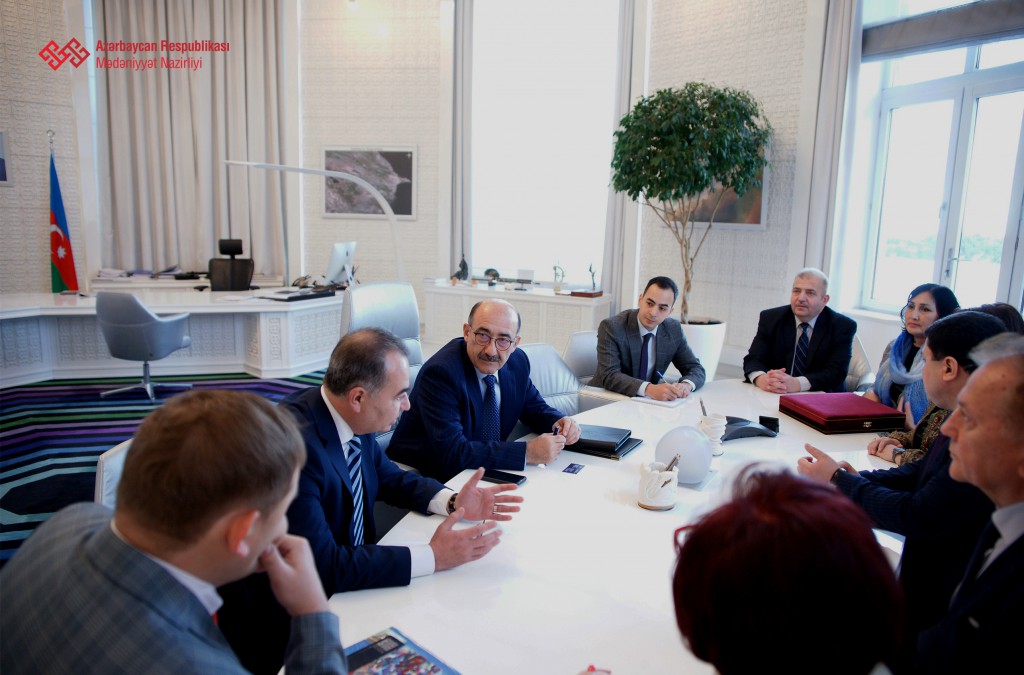 Əbülfəs Qarayev beynəlxalq konfransın iştirakçıları ilə görüşüb