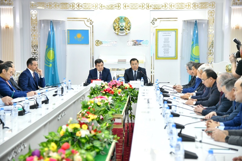 “Nazarbayev liderliyi: Böyük Çölün yüksəlişi”