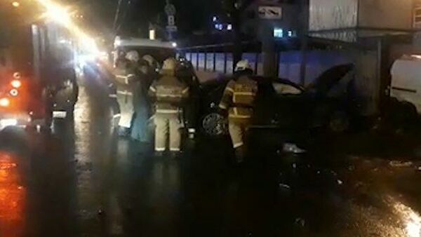 Avtomobil teatra gedən məktəbliləri əzdi: 1 ölü, 12 yaralı