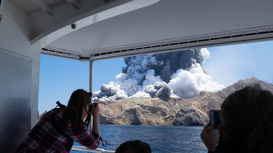 Vulkan püskürdü, 5 nəfər öldü