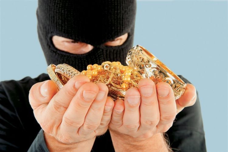 Bakı sakininin 4 evini, ticarət obyektini və 165 min manatını ələ keçirən şəxs tutuldu