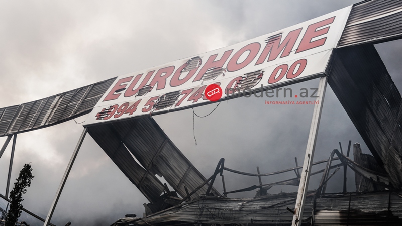 “EuroHome” yanarkən oğrular iş başında yaxalandılar - FOTOLAR