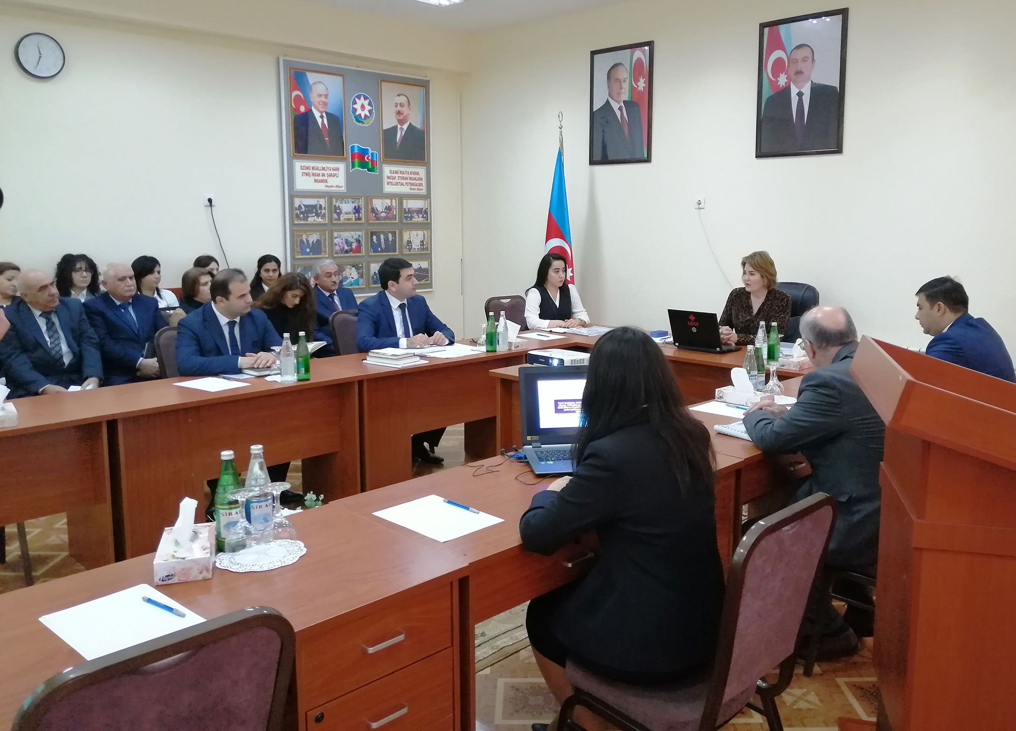 Nazir müavini məcburi köçkün məktəblərinin direktorlarını topladı - FOTO