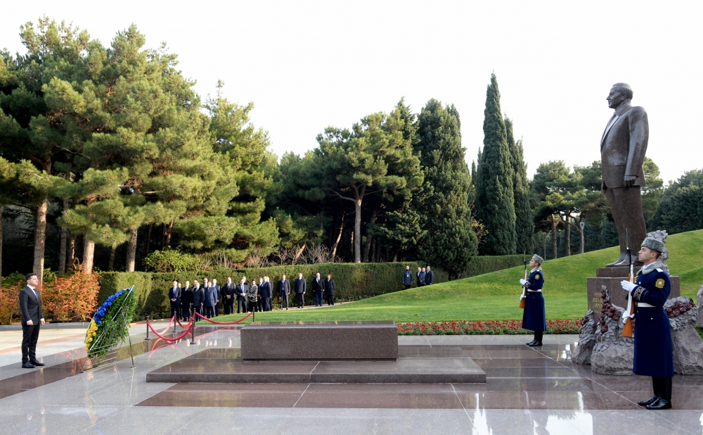 Ukrayna prezidenti Heydər Əliyevin məzarını, Şəhidlər xiyabanını ziyarət etdi  