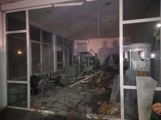 Mikroavtobus SOCAR yanacaqdoldurma məntəqəsinə çırpıldı - FOTO