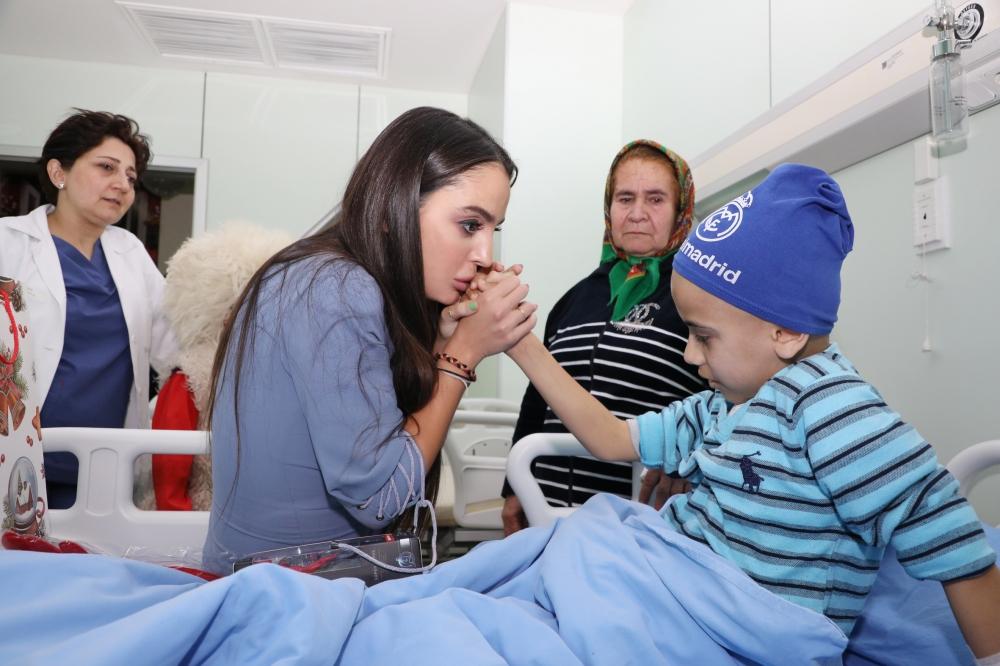 Leyla Əliyeva Milli Onkologiya Mərkəzində uşaqlara baş çəkdi - FOTO