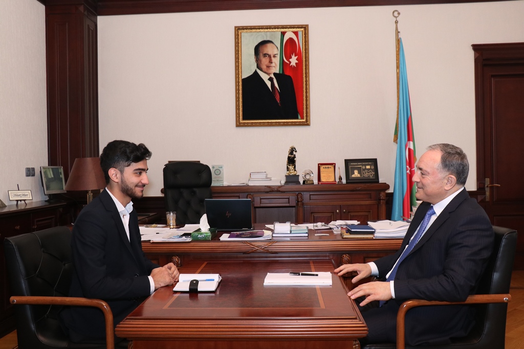 Azərbaycanda universitet tələbəsi rektor seçildi   
