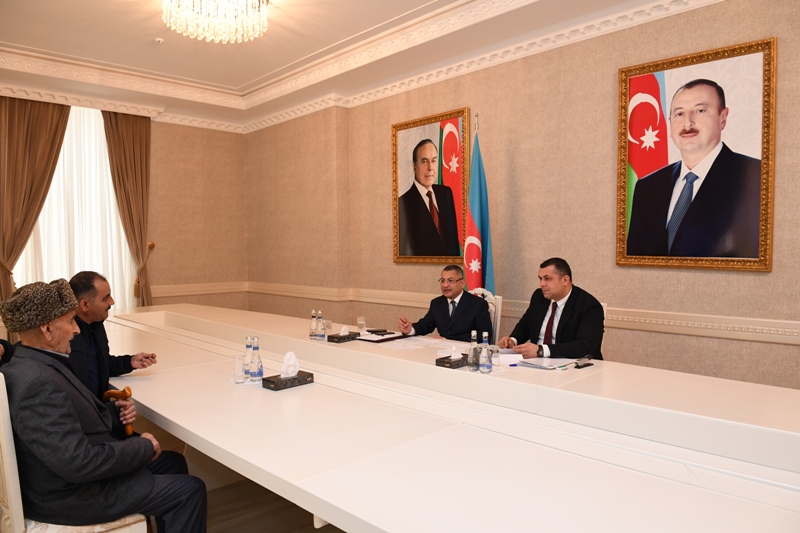 Dövlət Komitəsinin sədri Abşeronda məcburi köçkünləri qəbul edib