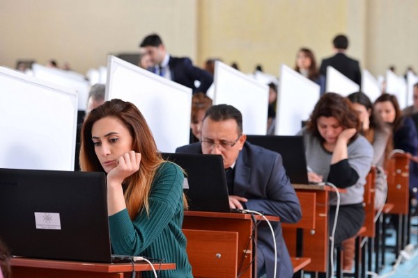 Dövlət qulluğuna qəbul üçün test imtahanı keçirilib