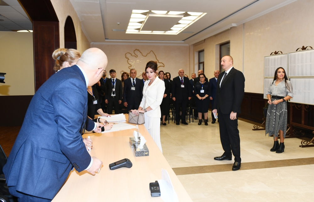 Prezident ailəsi ilə birlikdə bələdiyyə seçkilərində - FOTO - VİDEO