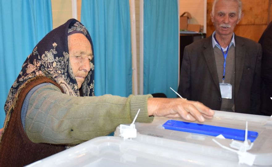 Ən yaşlı seçici məntəqəyə gələrək səs verib - FOTO