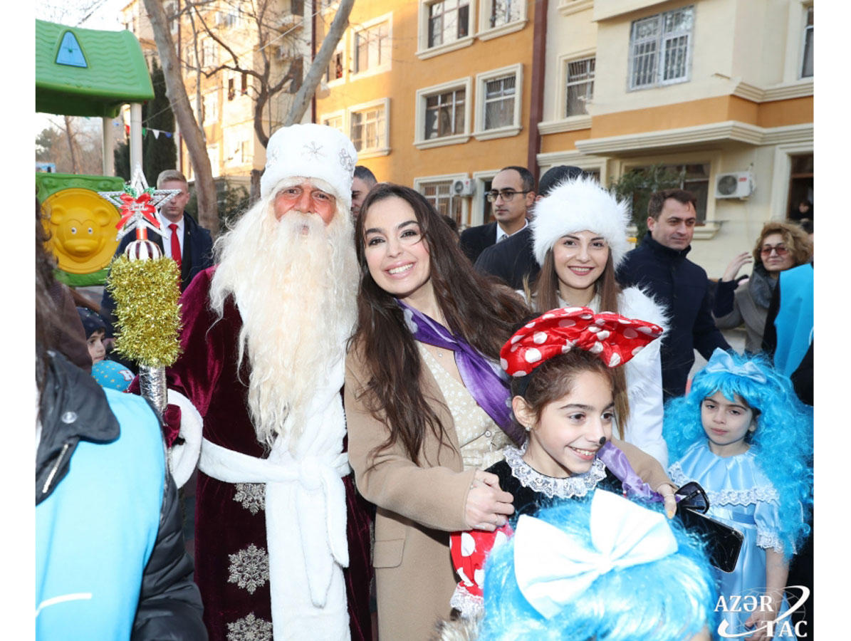 Leyla Əliyeva Binəqədidə abadlaşdırılan həyətin açılışında - FOTO