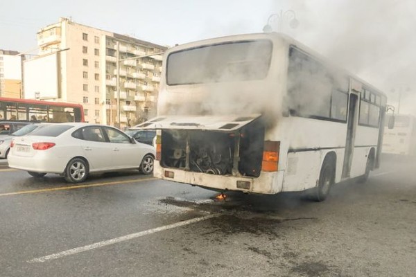 Bakıda sərnişin dolu marşrut avtobusunda yanğın olub - Rəsmi