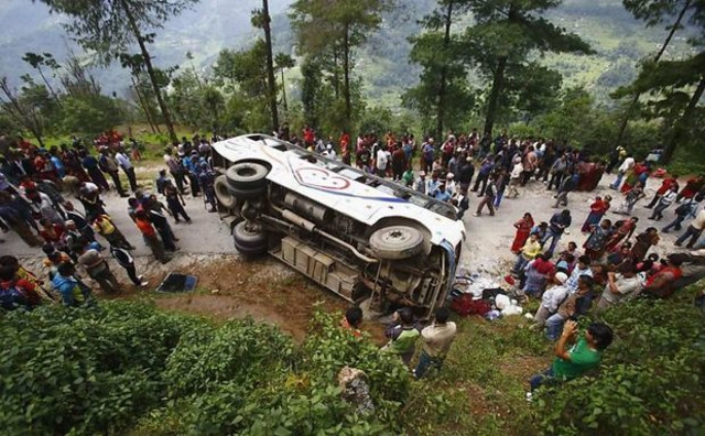 Avtobus dərəyə yuvarlandı: 28 nəfər öldü