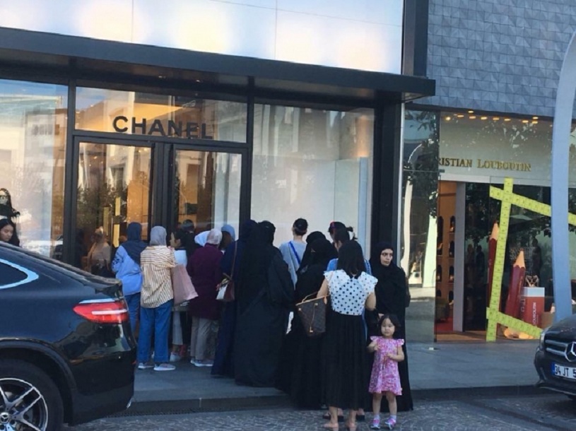 Mağazalarda bayramqabağı növbələr yaranıb