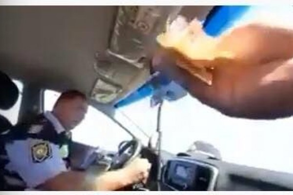Yol polisi sürücüdən rüşvət istədi: 
