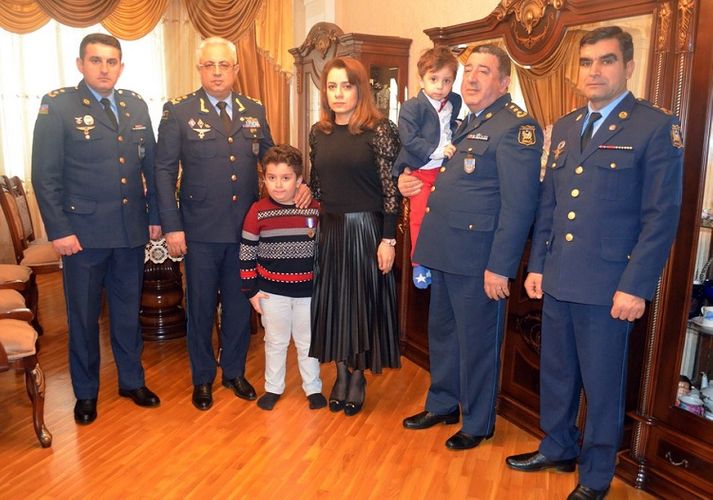 “Şücaətə görə” medal hərbi pilotun ailəsinə təqdim olunub - FOTO