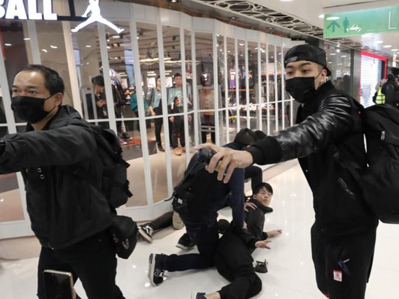 Polislə etirazçılar arasında qarşıdurma yaşandı