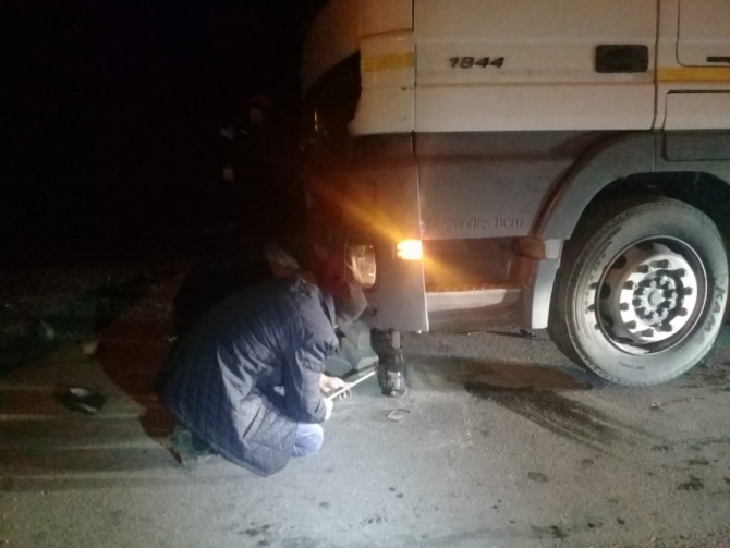 Sürücü öz sürdüyü maşının altında qalıb öldü - FOTO