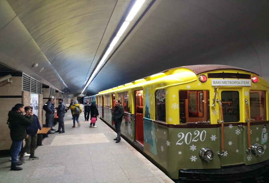 Şaxta baba və Qar qız Bakı metrosunda - FOTOLAR