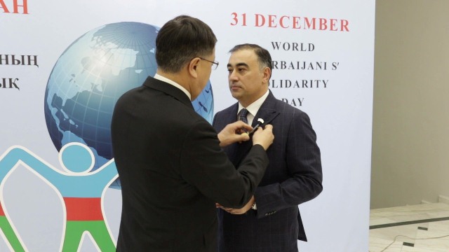 Nazarbayev azərbaycanlı diplomatı qızıl medalla mükafatlandırdı