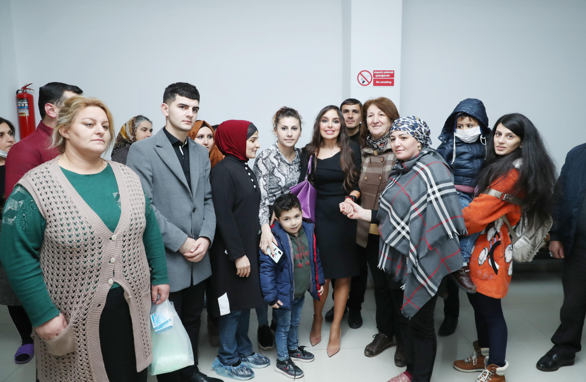Leyla Əliyeva müalicə alan uşaqlarla görüşüb - FOTO
