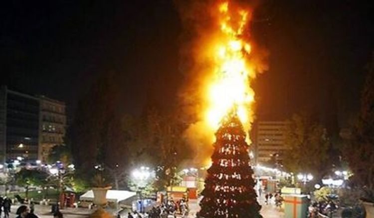Ağdaşda yeni il şənliyi üçün quraşdırılan şam ağacı yanıb