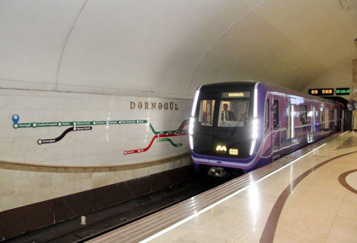 Bakı metrosunda fasilə: qatar yoluna pirotexniki vasitə atıldı