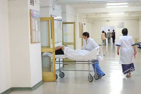Bakıda klinika sahibinin oğlu gözətçini döyərək öldürdü