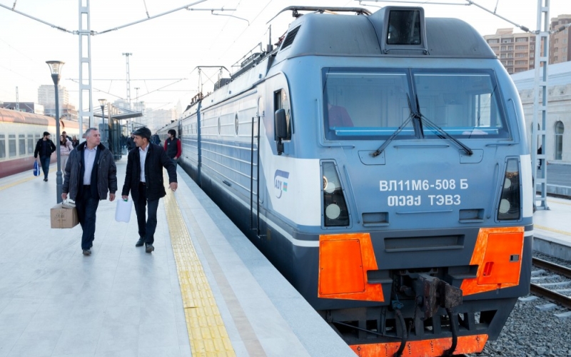 Tbilisidən Bakıya gələn qatar yolda xarab oldu