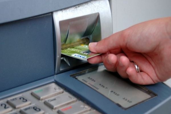 Lerik sakinlərinin bank hesabından pul oğurladı