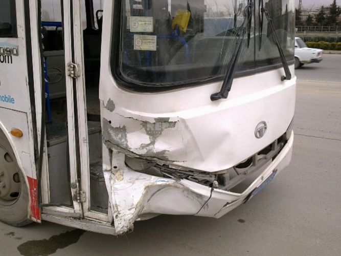 Bakıda iki avtobus toqquşdu