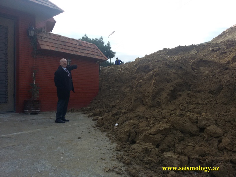 Badamdar yolu tamamilə bağlandı - 4-5 metr hündürlüyündə torpaq kütləsi...