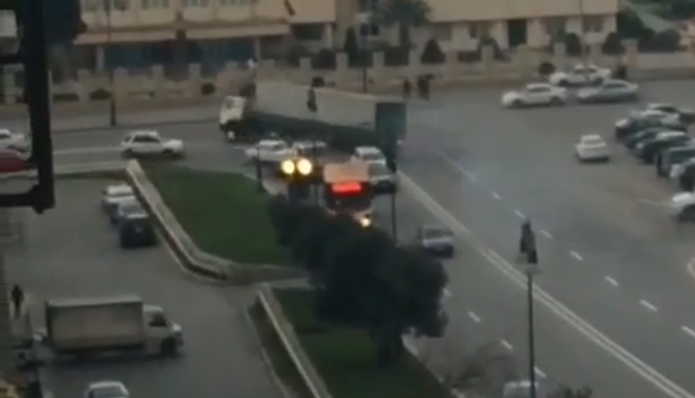 Bakıda yük maşını belə aşdı - VİDEO