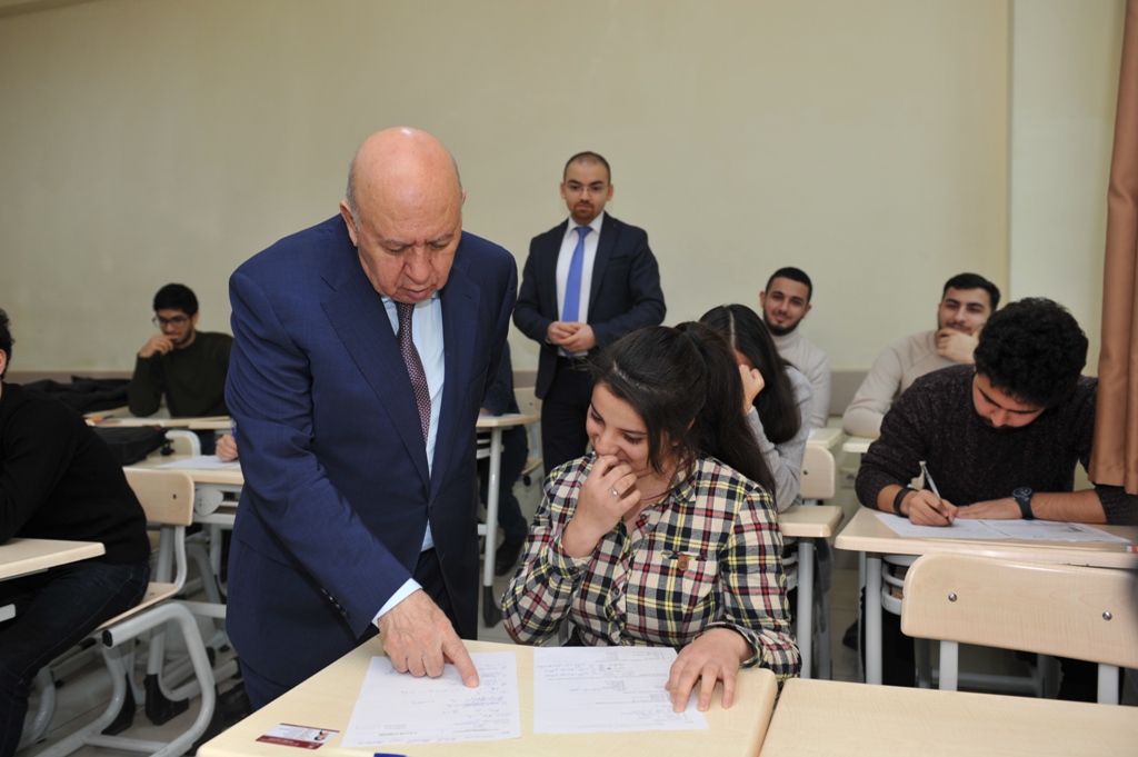 BMU-nun rektoru imtahanların gedişini izləyib - FOTO