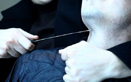 Bakıda 34 yaşlı kişi  boğazından bıçaqlandı