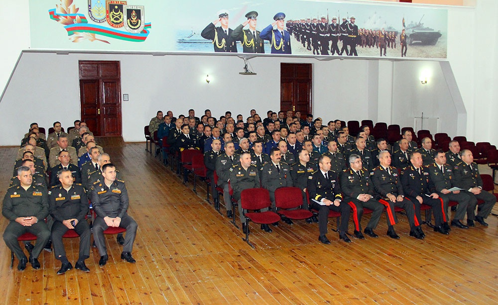 Kərim Vəliyev hərbi hissə komandirlərini bir araya topladı