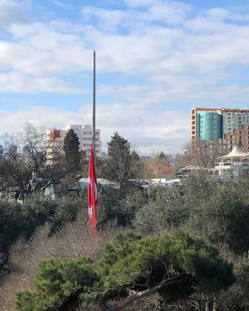 Türkiyənin Azərbaycandakı səfirliyinin bayrağı endirilib