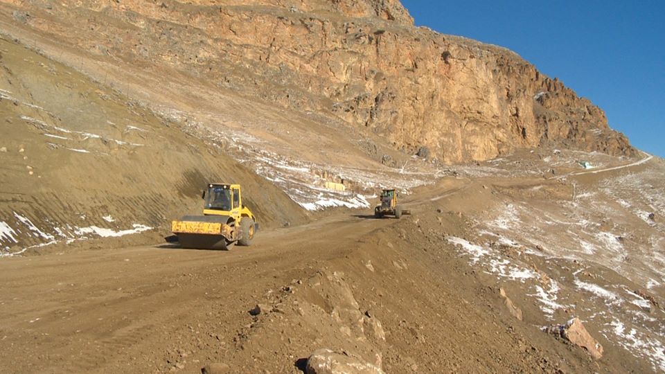 Xınalıqa yeni avtomobil yolu çəkilir - FOTO