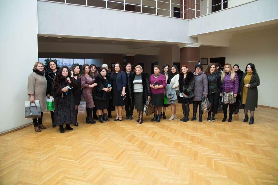 Gəncə xanımları Pərvin Kərimzadəni dəstəkləyirlər - VİDEO