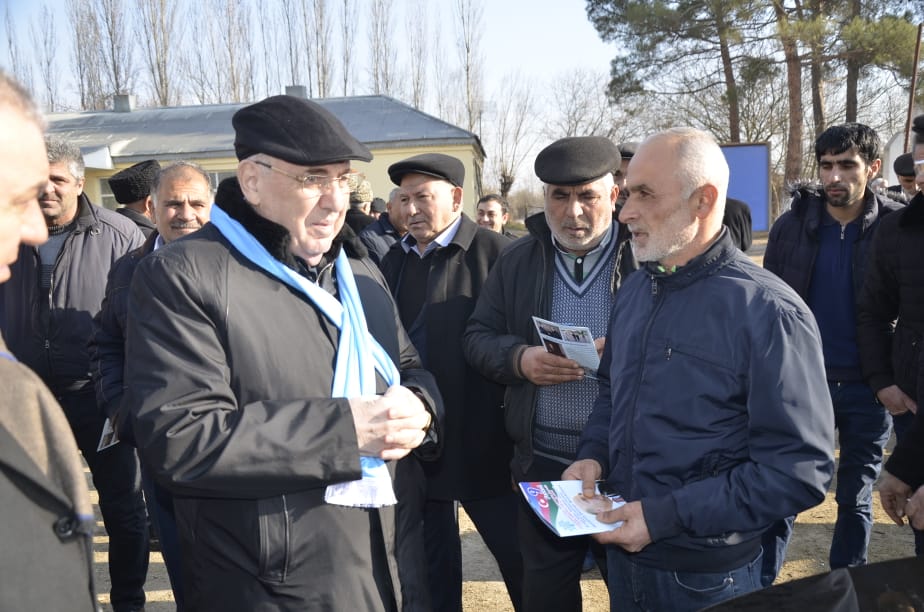 Seçicilər Əhliman Əmiraslanovu alqışlarla qarşıladı - FOTO