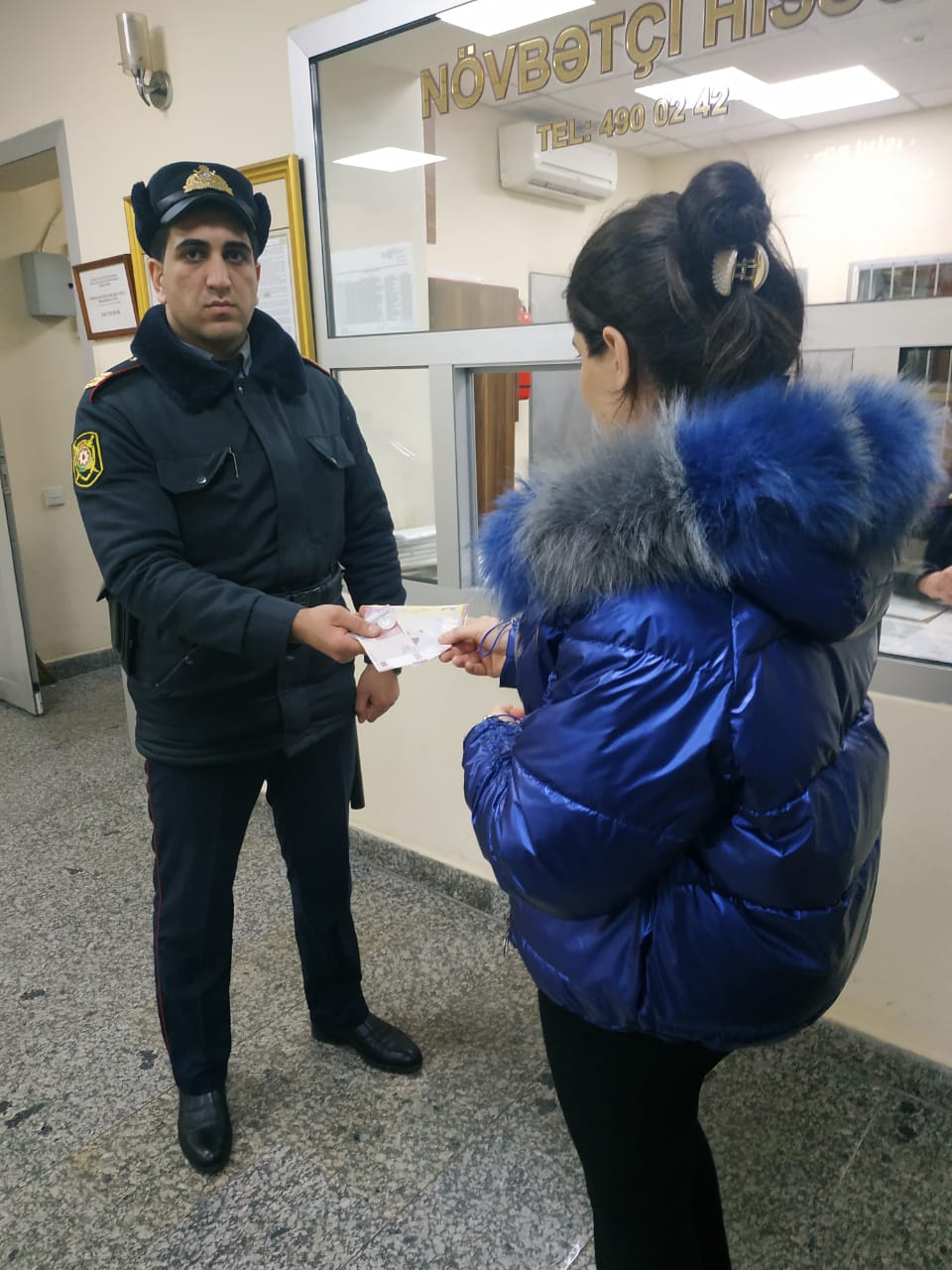 Qadın pulqabısını itirdi, polislər tapdı