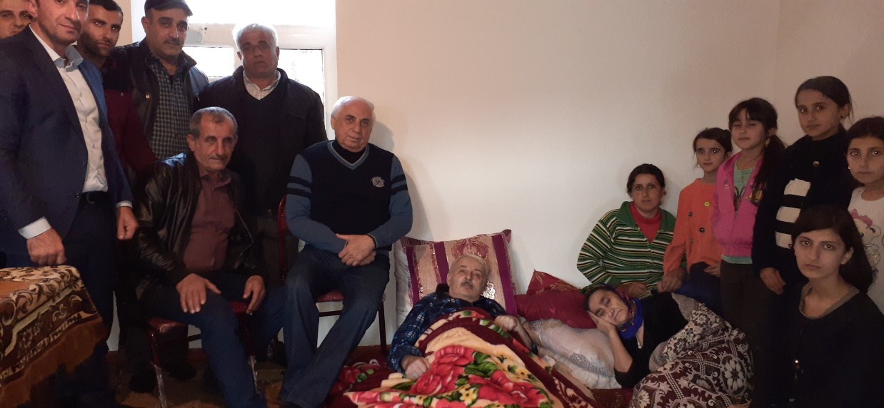 Hadi Rəcəbli şəhid ailəsi ilə görüşüb