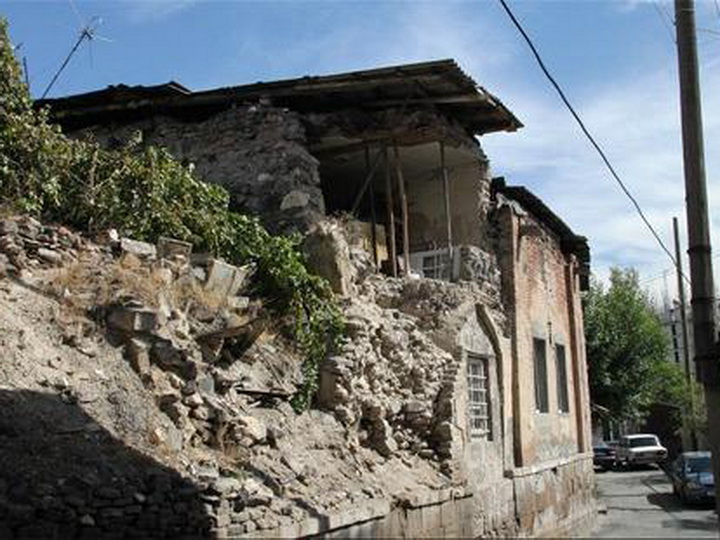 Yerevandakı tarixi Göy məscid dağılır - FOTO