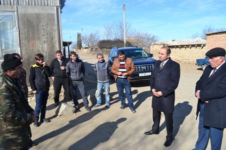 Kamran Bayramov Şəmkirin kəndlərində seçiciləri ilə bir arada - Fotolar