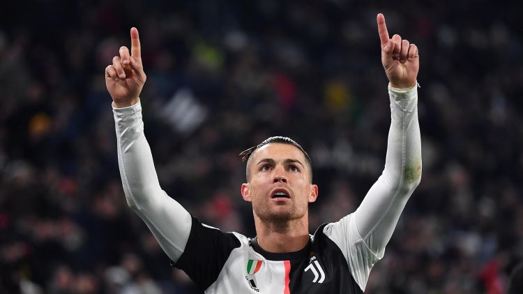 Dünyanın 1 nömrəli futbolçusu 35 yaşında – FOTOLAR