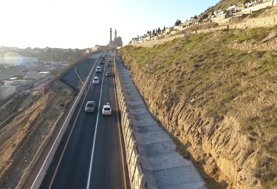 Bibiheybət yolunda 8 metr hündürlükdə istinad divarı tikilir - FOTO