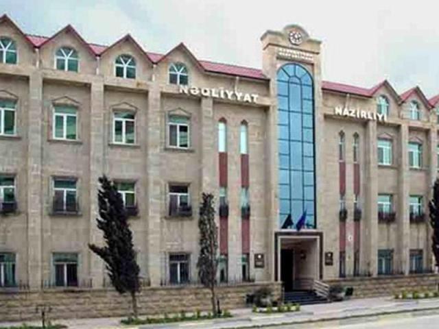 Güclü külək Bakıda nazirlik binasının dam örtüyünü qopardı: hərəkət məhdudlaşdırıldı
