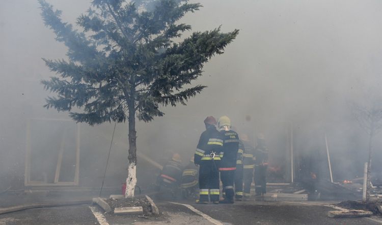 Qubada ot tayalarından başlayan yanğın evlərə keçib